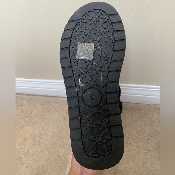 GENTLY USED UGG BOOTS 🥾 - Picture 3 of 4